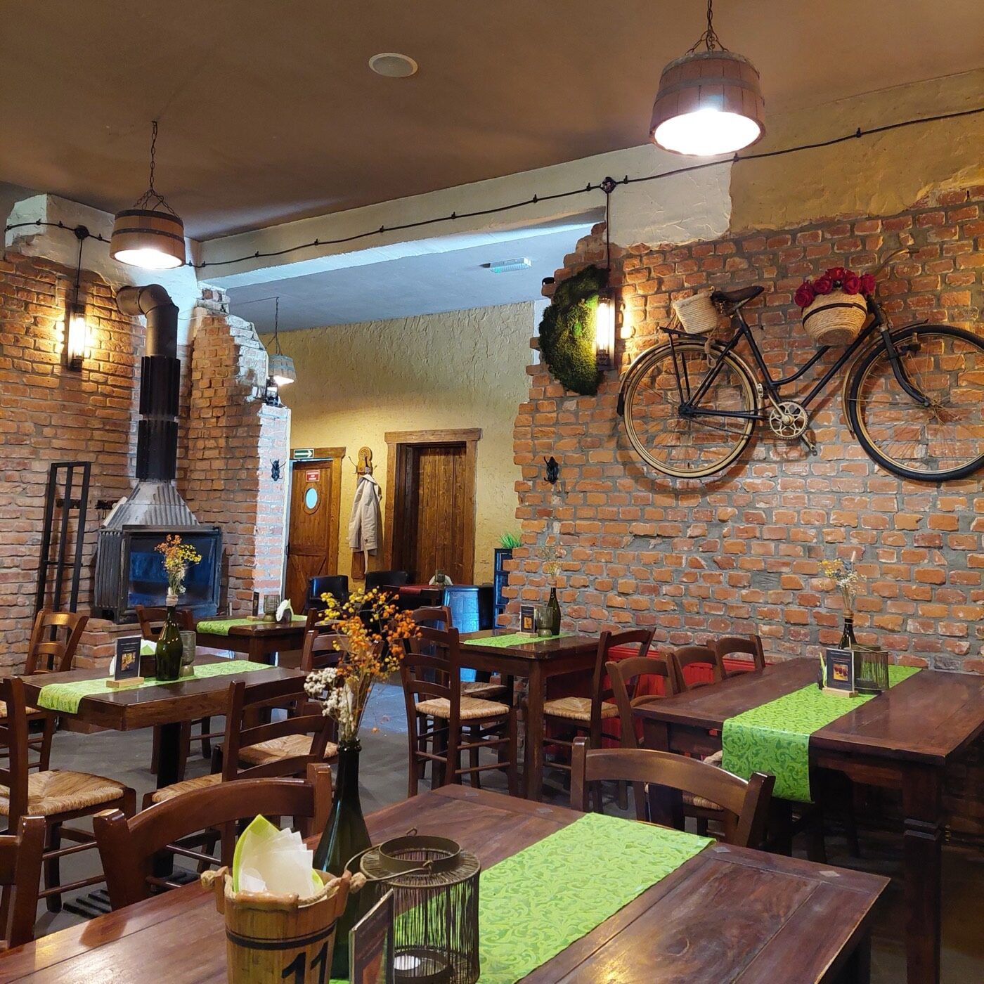 Wnętrze restauracji wieczorem